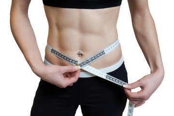 Ventre plat de femme avec abdominaux et piercing