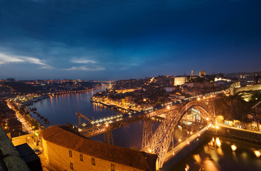 Fototapeta na wymiar Blick auf abendliches Porto, Portugal