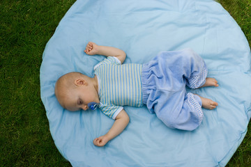 baby sleeping outdoor - obrazy, fototapety, plakaty