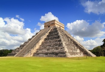 Fototapeta na wymiar Starożytne piramidy Majów Chichen Itza świątyni Meksyk