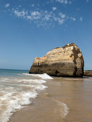 Fototapeta na wymiar Kolorowe klify skalne na wybrzeżu Algarve w Portugalii