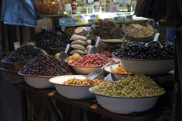 Oliven in der Medina von Fez in Marokko