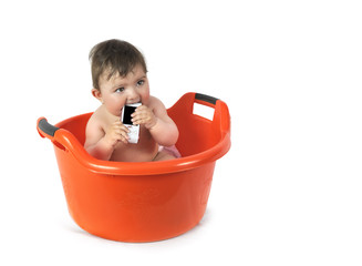 Mordiendo el celular.