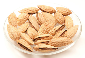 Unpeeled almonds