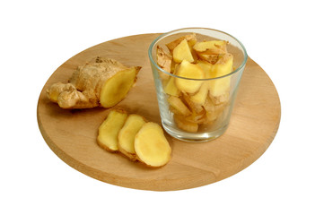 aufgeschnittene Ingwerknolle in einem Glas