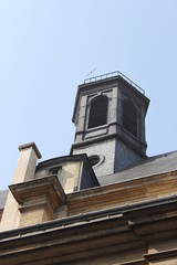 Fototapeta na wymiar Clocher de la Basilique Notre-Dame-des-Victoires à Paris