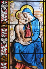 Zelfklevend behang Glas in lood Madonna en kind, glasraam op de begraafplaats van Montmartre in Parijs