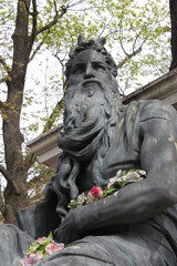 Fototapeta na wymiar Statue du cimetière de Montmartre à Paris