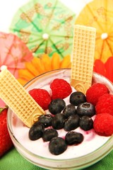 Blaubeeren und Himbeeren im Quark