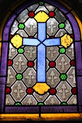 Croix, vitrail d'un caveau du cimetière de Montmartre à Paris