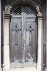 Porte d'un caveau du cimetière de Montmartre à Paris