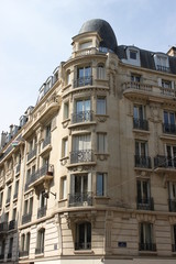 Fototapeta na wymiar Immeuble du quartier des Buttes-Montmartre à Paris