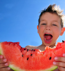 Kind mit Wassermelone