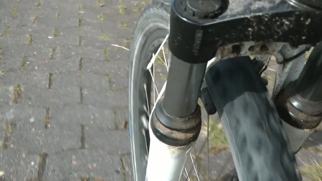 Fahrrad - Pflastersteine mit fokus auf Federung
