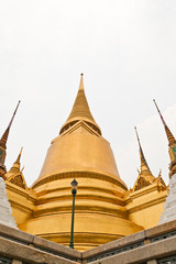 Fototapeta premium Gold pagoda, surrounded by the pagoda