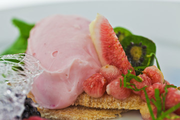 Erdbeercreme auf Biskuit mit frischen Feigen