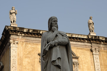 Fototapeta na wymiar Dante, Piazza dei Signori in Verona
