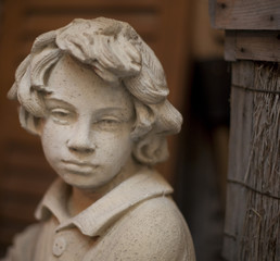 statue d'enfant triste