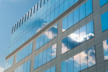 Fototapeta na wymiar Chmury odbicie na budynku