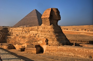 Fototapeta na wymiar Sfinks i piramidy w Gizie, Egipt