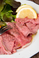 roastbeef di mazo con insalata