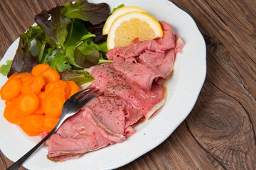 roastbeef di mazo con insalata