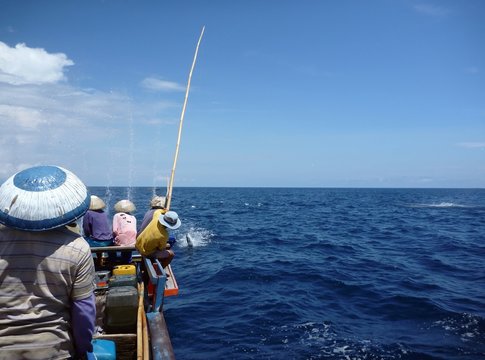 équipage de pêcheurs en mer