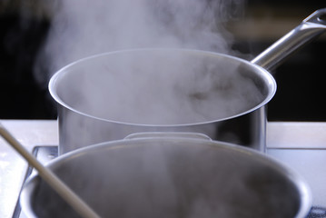 Dampfende Kochtöpfe auf dem Herd - 2639