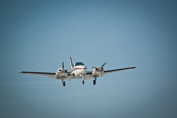 Fototapeta na wymiar Twin Aircraft silnika w locie