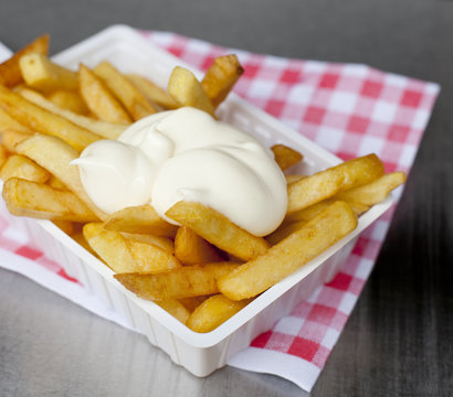 ravier de frites sauce mayonnaise