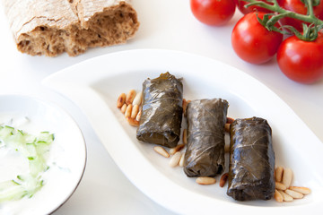 Gefüllte Weinblätter mit Tomaten, Dip und Brot