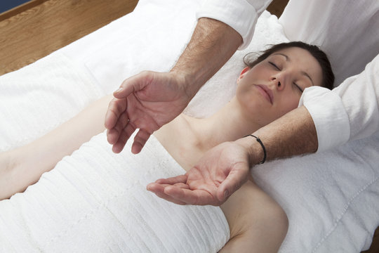 femme pendant une th&eacute;rapie du chakra