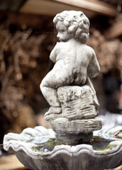 Fototapeta na wymiar Kamienny posąg anioła