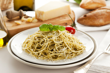 Spaghetti alla Genovese auf dem Tisch