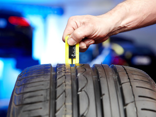 Checking the tread pattern of a summer tire