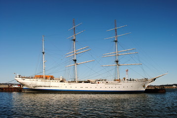 Fototapeta na wymiar Großes Segelschiff in Stralsund vor Anker