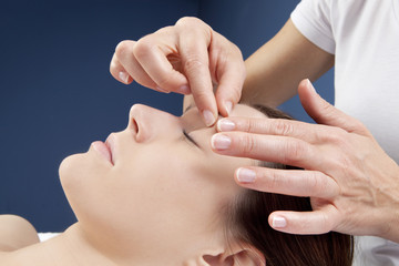 massage pincement de sourcils