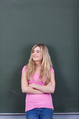 l&auml;chelnde sch&uuml;lerin lehnt an der tafel