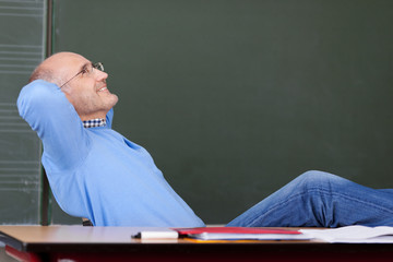 entspannter lehrer vor der tafel