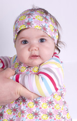 bébé de 5 mois avec un bandeau dans les cheveux