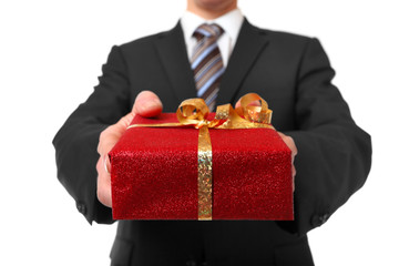 Geschäftsmann überreicht ein Geschenk