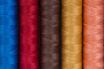 Nähgarn auf Spulen