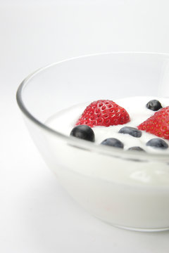 Joghurt natur mit Früchten