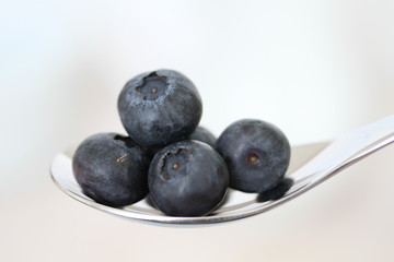 Ein Löffel Blaubeeren