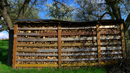 Brennholz gestapelt © focus finder
