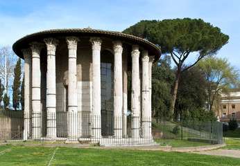 Fototapeta na wymiar Świątynia Westy w Rzymie