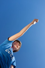 junge vor blauem himmel