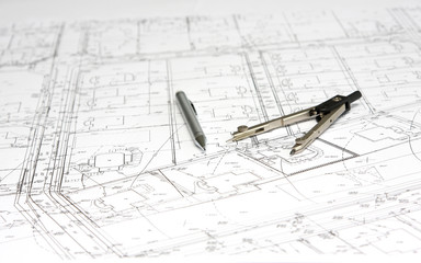 cyrkiel i ołówek na białym planie budowy architektonicznym