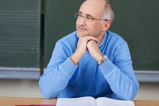 entspannter lehrer in der klasse