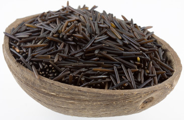 riz sauvage dans une noix de coco